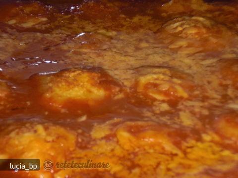 Galuste de cartofi, umplute cu chiftelute din carnati