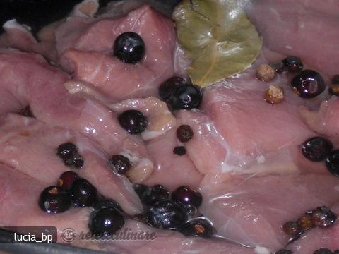 Vitel in sos de cascaval si masline