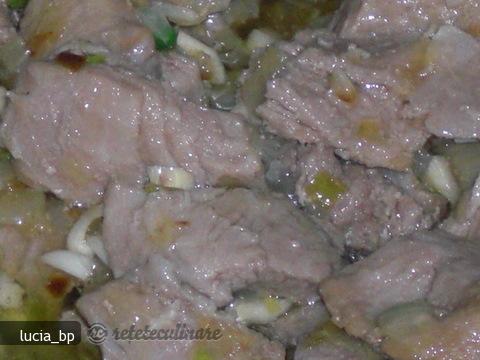 Vitel in sos de cascaval si masline