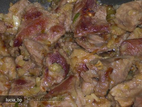 Vitel in sos de cascaval si masline