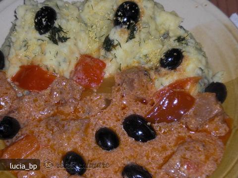 Vitel in sos de cascaval si masline
