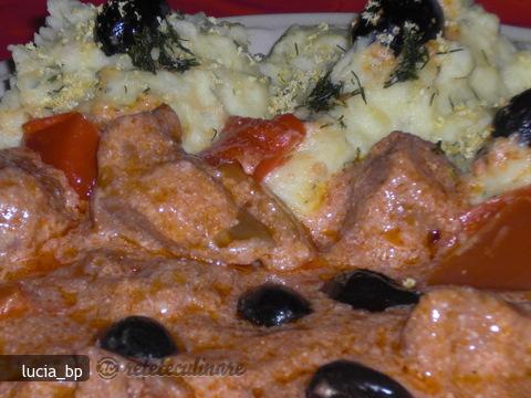 Vitel in sos de cascaval si masline