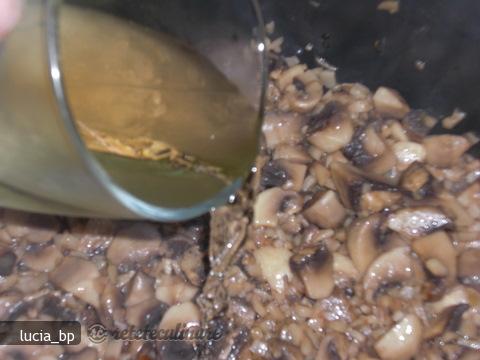 Vitel cu sos de ciuperci