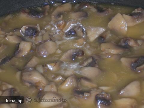 Vitel cu sos de ciuperci