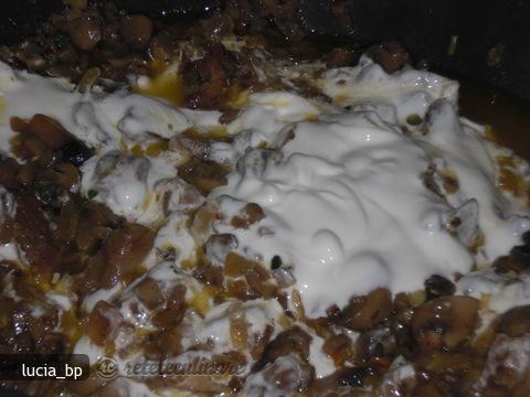 Vitel cu sos de ciuperci