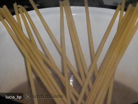 Oua in Pat de Macaroane, la Cuptor