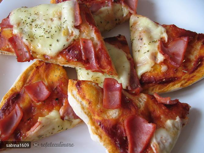 Pizza Hawai si Pizza Romana