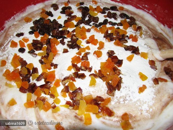 Chec cu Banane si Fructe Confiate