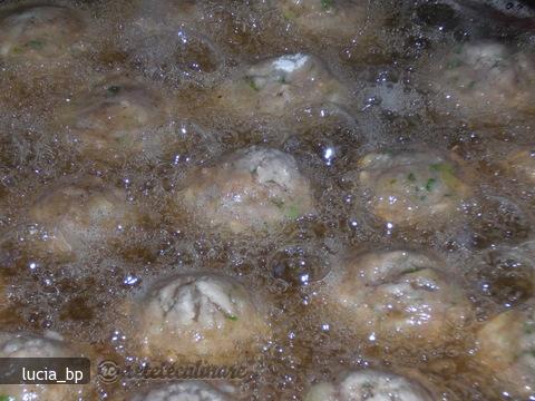 Chiftelute cu Cuscus, cu Sos, Pregatite in Stil Oriental