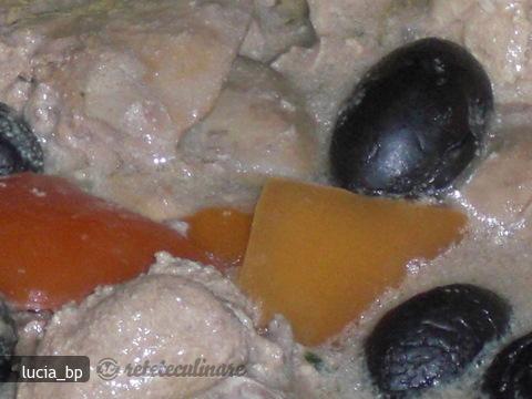 Tocanita de Ficatei cu Sos de Smantana, Cimbrisor si Masline Negre