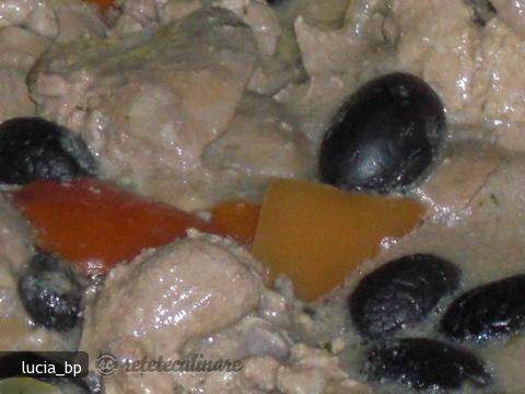 Tocanita de Ficatei cu Sos de Smantana, Cimbrisor si Masline Negre