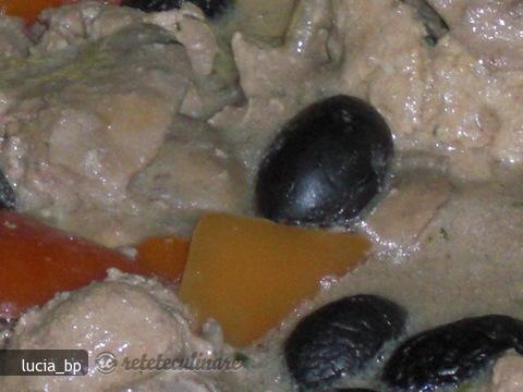 Tocanita de Ficatei cu Sos de Smantana, Cimbrisor si Masline Negre