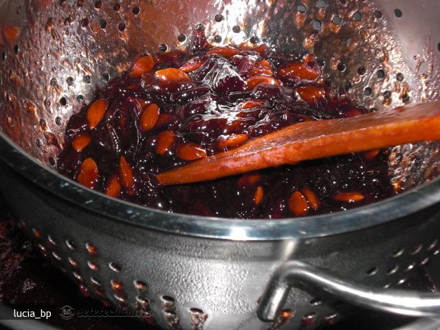 Gem-pasta de Prune Grase, Rosii