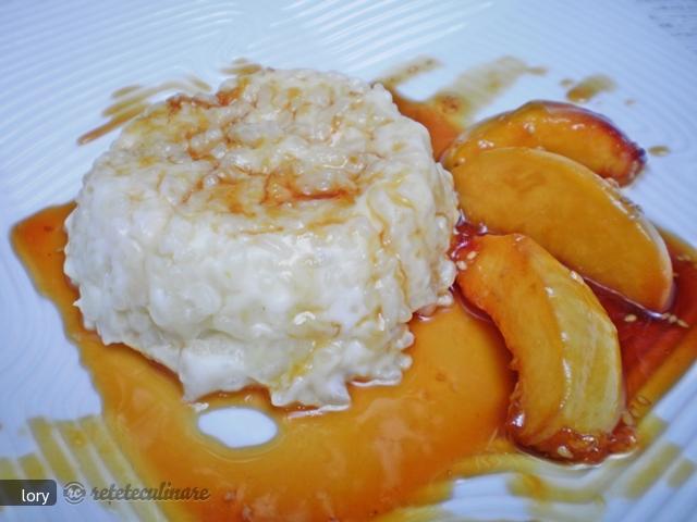 Orez cu Sos Caramel si Piersici