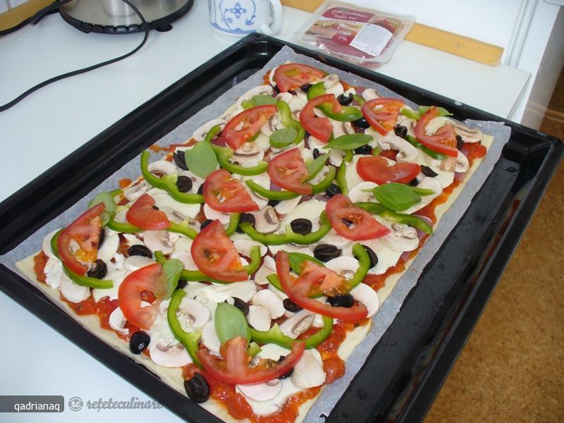 Pizza cu Ciuperci Sunca Mozzarella