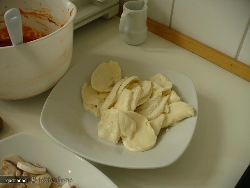 Pizza cu Ciuperci Sunca Mozzarella