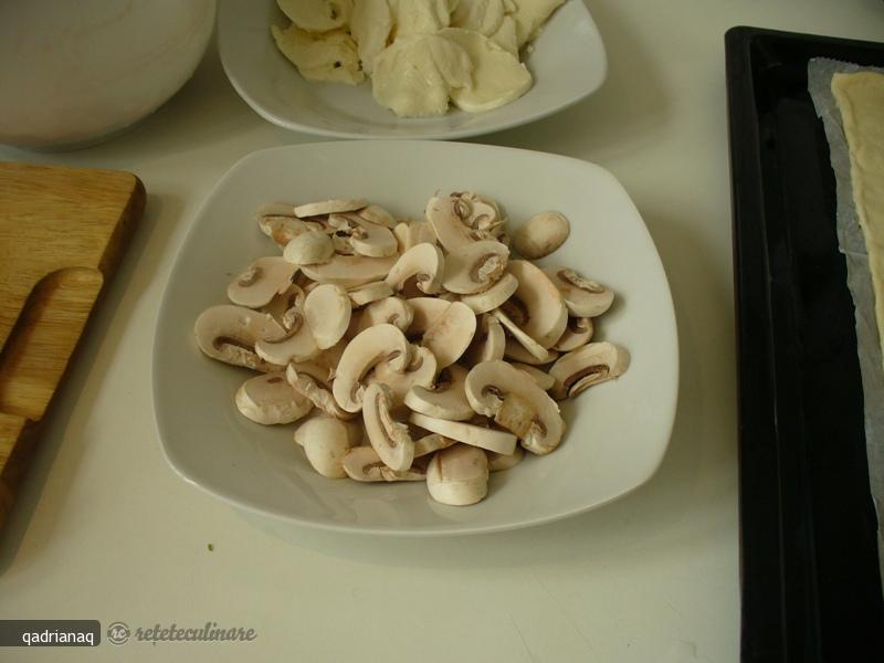 Pizza cu Ciuperci Sunca Mozzarella