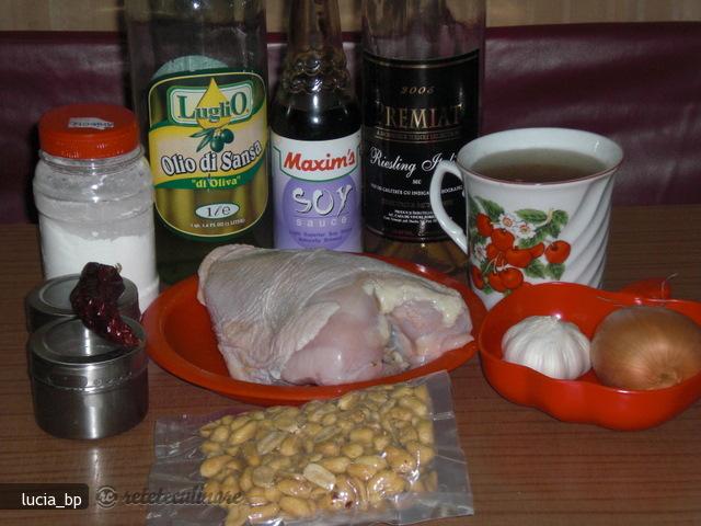 Piept de Pui in Sos de Arahide