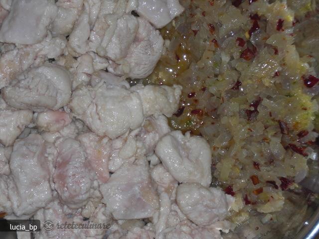 Piept de Pui in Sos de Arahide