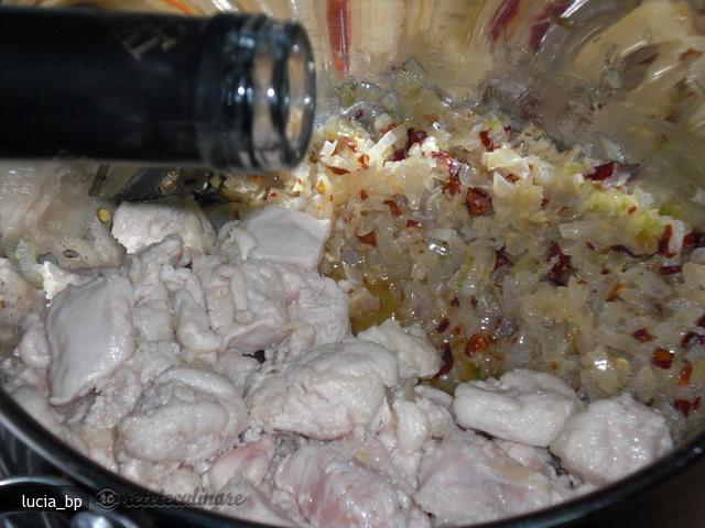 Piept de Pui in Sos de Arahide