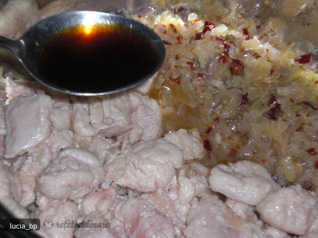 Piept de Pui in Sos de Arahide