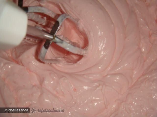 Inimioare cu Crema de Capsuni