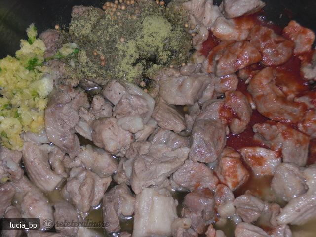 Carne de Porc Aromata, cu Mamaliga si Sos Alb