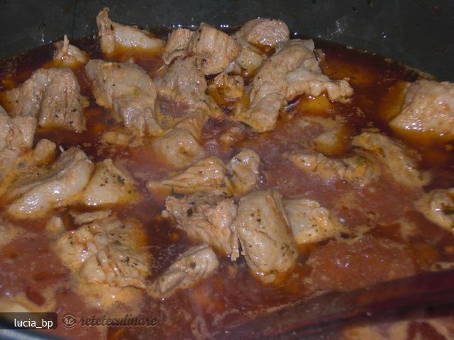 Carne de Porc Aromata, cu Mamaliga si Sos Alb