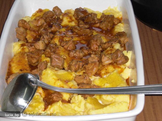 Carne de Porc Aromata, cu Mamaliga si Sos Alb