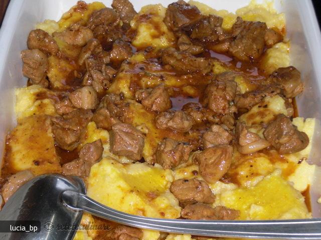 Carne de Porc Aromata, cu Mamaliga si Sos Alb