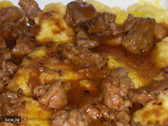 Carne de Porc Aromata, cu Mamaliga si Sos Alb