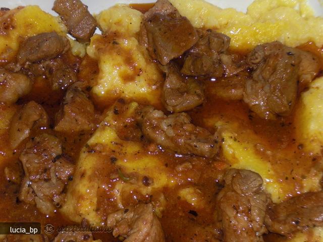 Carne de Porc Aromata, cu Mamaliga si Sos Alb