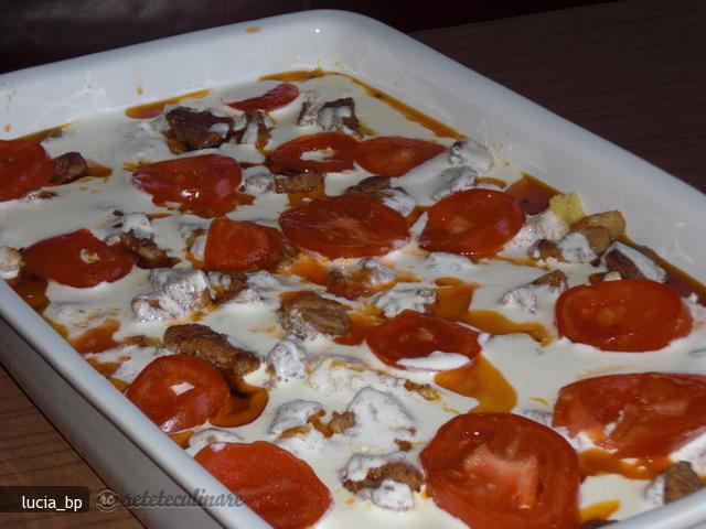 Carne de Porc Aromata, cu Mamaliga si Sos Alb