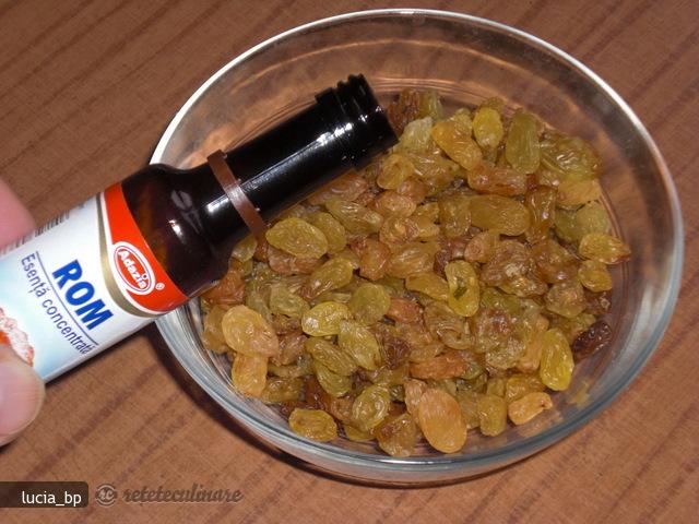 Prajitura cu Mac, Frisca si Glazura de Ciocolata