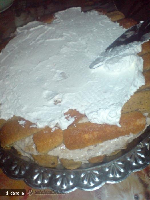 Tort cu Crema de Banane
