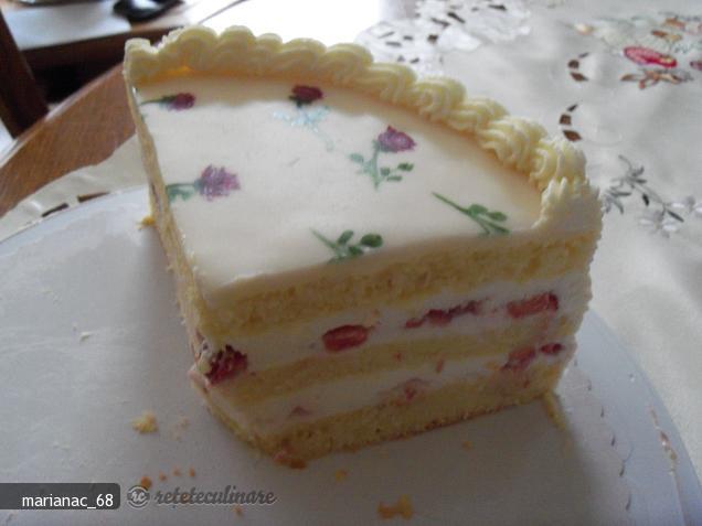Torta cu Lichior de Oua, Mascarpone Frisca si Capsuni