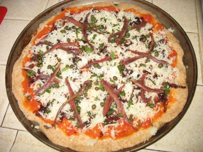 Pizza cu ansoa si ceapa caramelizata