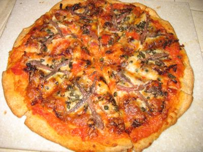 Pizza cu ansoa si ceapa caramelizata
