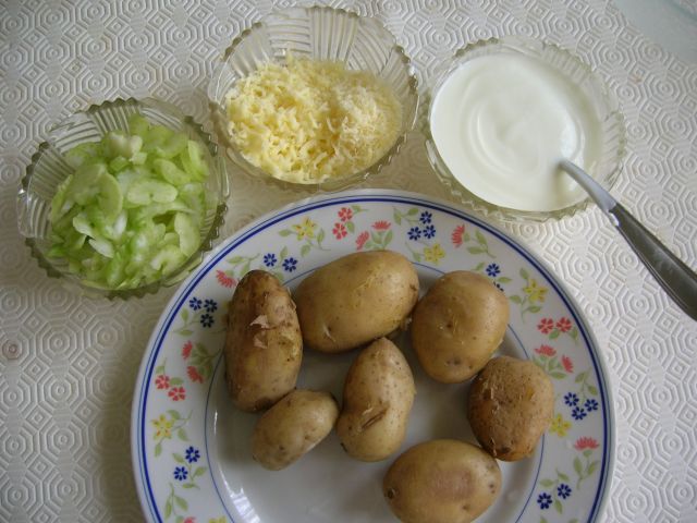 Salata de cartofi cu telina (tulpina)