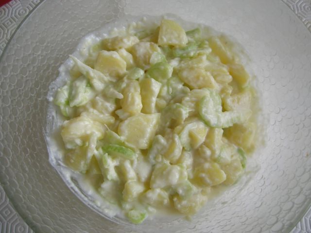 Salata de cartofi cu telina (tulpina)