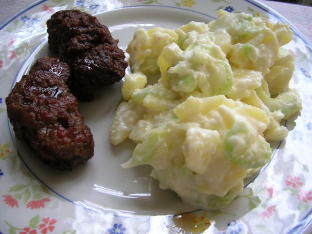 Salata de cartofi cu telina (tulpina)