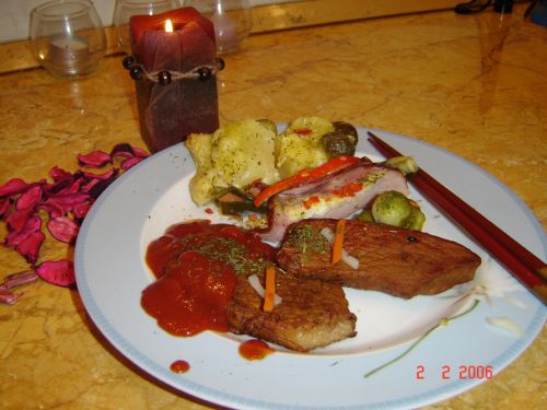 Rulouri de muschiulet file cu legume si pulpa de porc