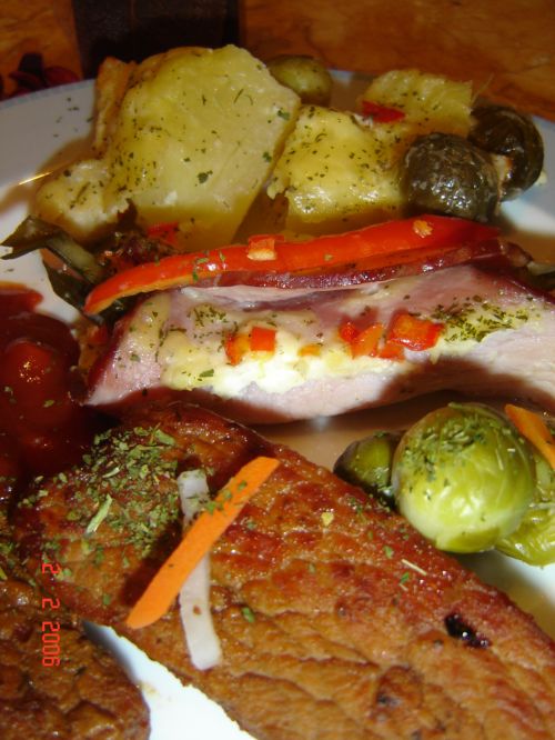 Rulouri de muschiulet file cu legume si pulpa de porc