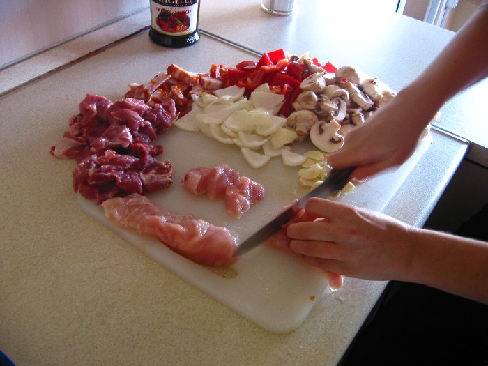 Frigarui din piept de pui si ceafa de porc cu orez chinezesc