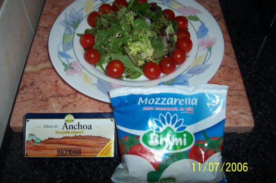 Salata de mozzarella si anchoa