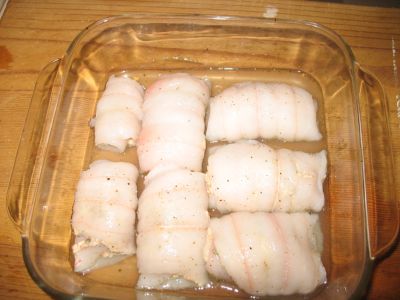 Rulouri de peste cu sos de vin si sofran