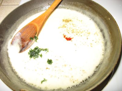 Rulouri de peste cu sos de vin si sofran