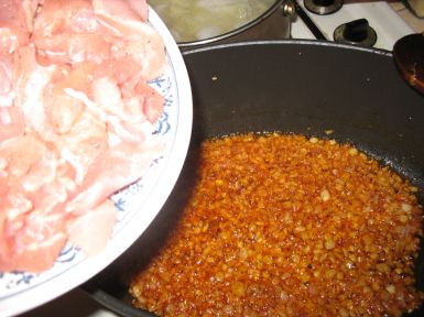 Gulas de pui cu galusti de cartofi