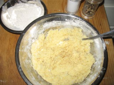 Gulas de pui cu galusti de cartofi