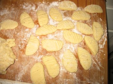 Gulas de pui cu galusti de cartofi